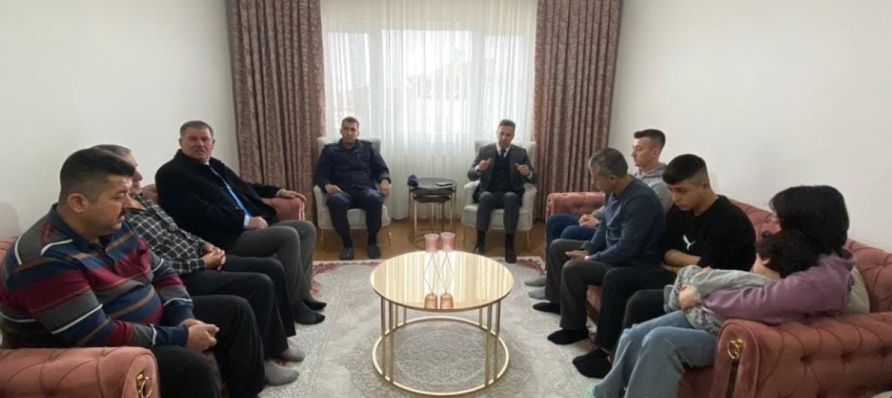 KAYMAKAM GÜRÇAM DEPREM BÖLGESİNDEN GELEN VATANDAŞLARI ZİYARET ETTİ
