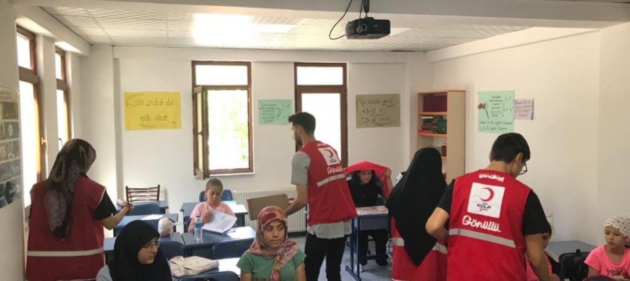 KIZILAY’DAN KEK VE MEYVE SUYU İKRAMI