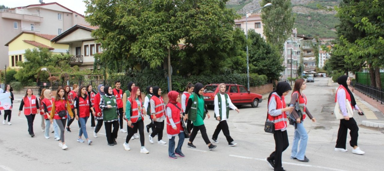 KIZILAY GÖNÜLLÜLERİ, SAĞLIKLI YAŞAM YÜRÜYÜŞÜNE KATILDILAR