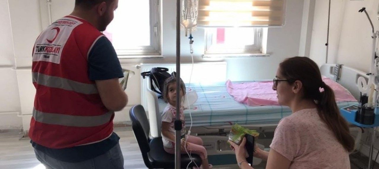 KIZILAY HASTA ÇOCUKLARI SEVİNDİRDİ