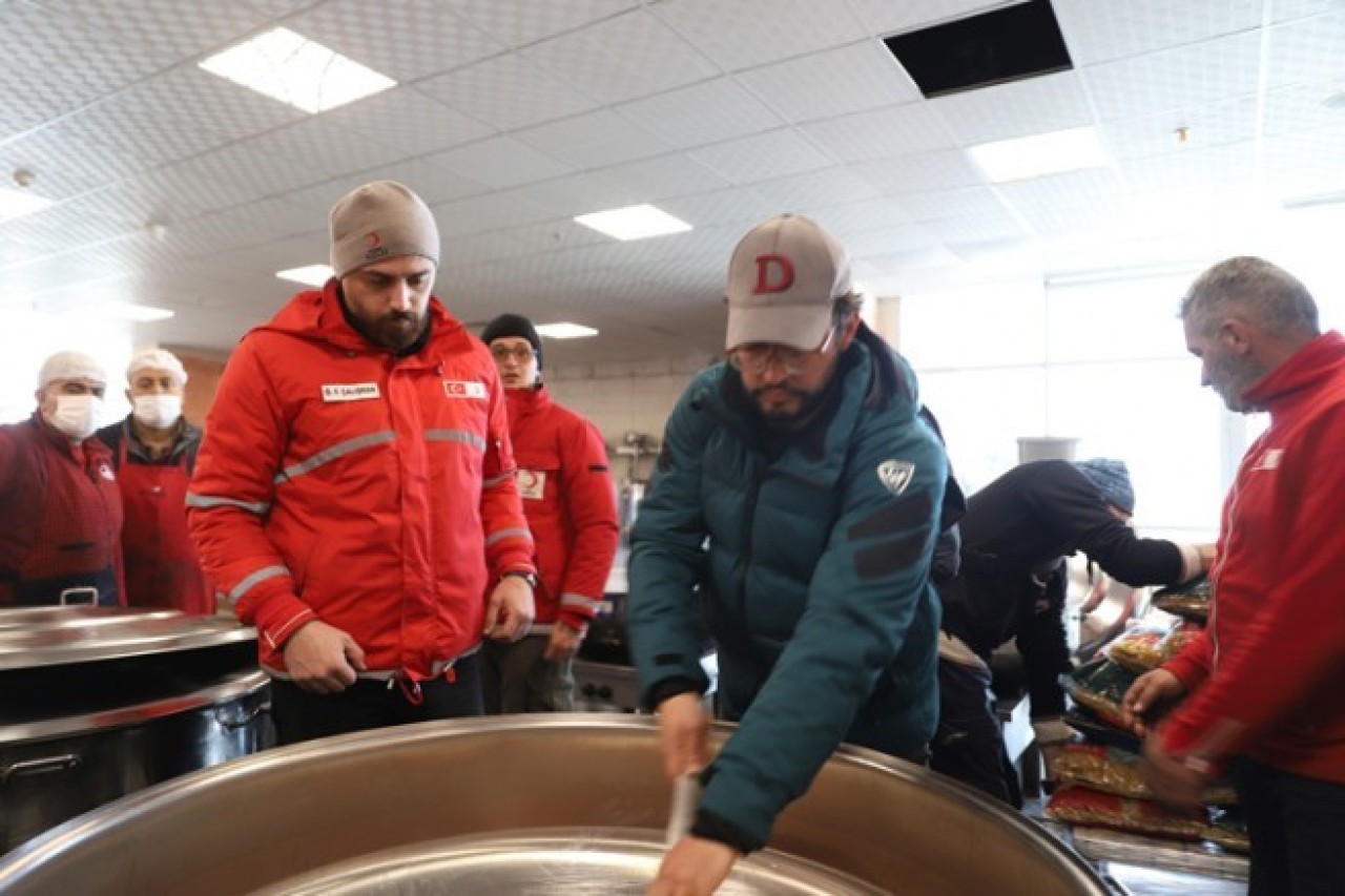 KIZILAY’IN SICAK YEMEK DESTEĞİNE ÜNLÜ ŞEFLERDE KATILDI