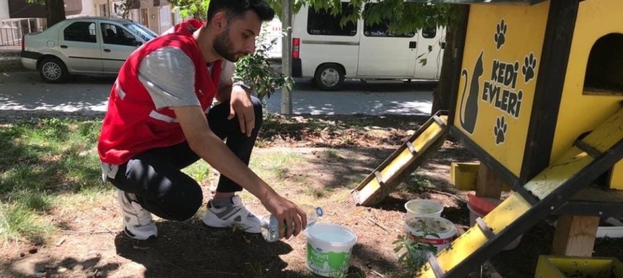 KIZILAY SOKAK HAYVANLARININ DA YANINDA