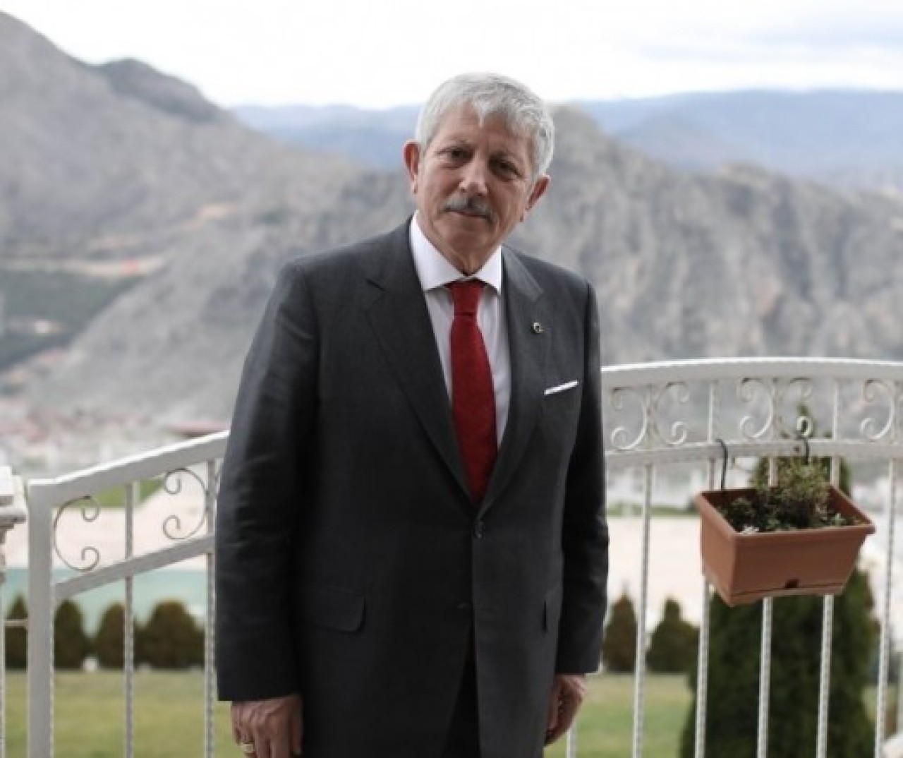 KOLTUKTAN GÜÇ ALARAK SİYASET YAPMIYORUZ