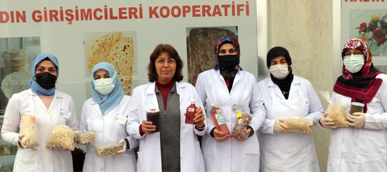 KOOPERATİFLE GÜÇLERİNİ BİRLEŞTİREN KADINLAR YÖRESEL ÜRÜNLERE DEĞER KATIYOR