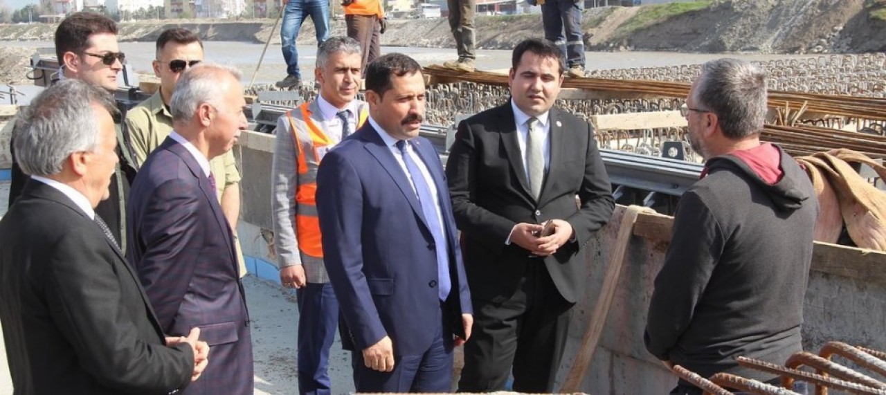 KÖPRÜ İNŞAATINDA İNCELEME YAPTI