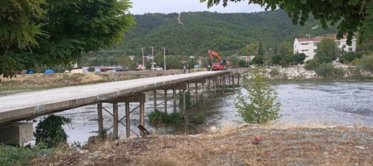 KÖPRÜNÜN YIKIMINA BAŞLANILDI