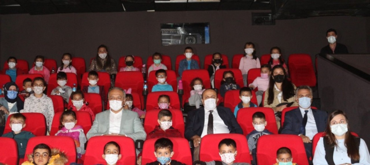 KÖY OKULU ÖĞRENCİLERİNİN SİNEMA SEVİNCİ