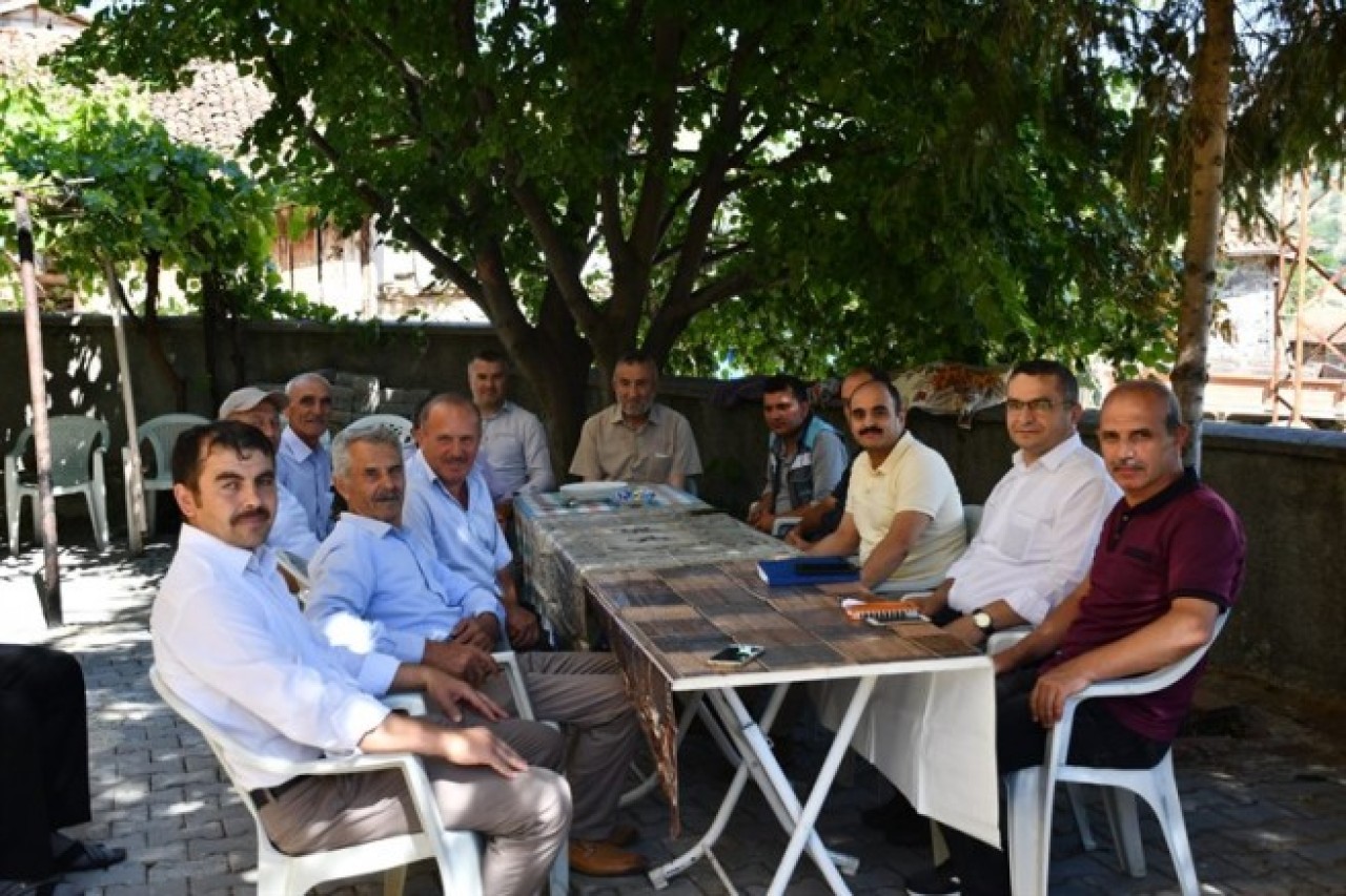 KÖYLERDE SORUNLARI DİNLEDİ