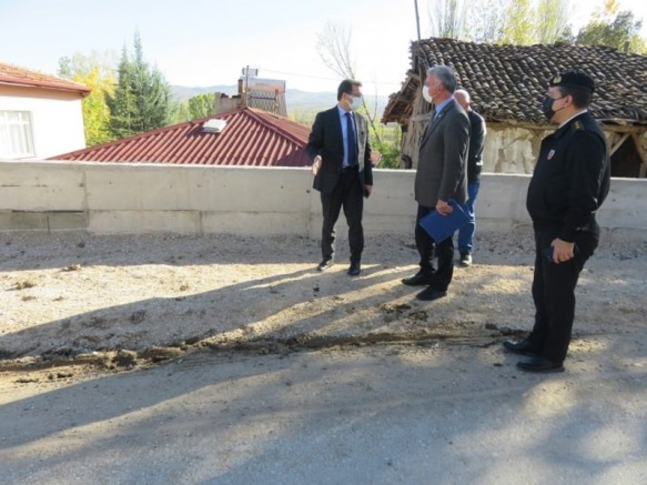 KÖYLERİN SORUNLARINI YERİNDE DİNLEDİ
