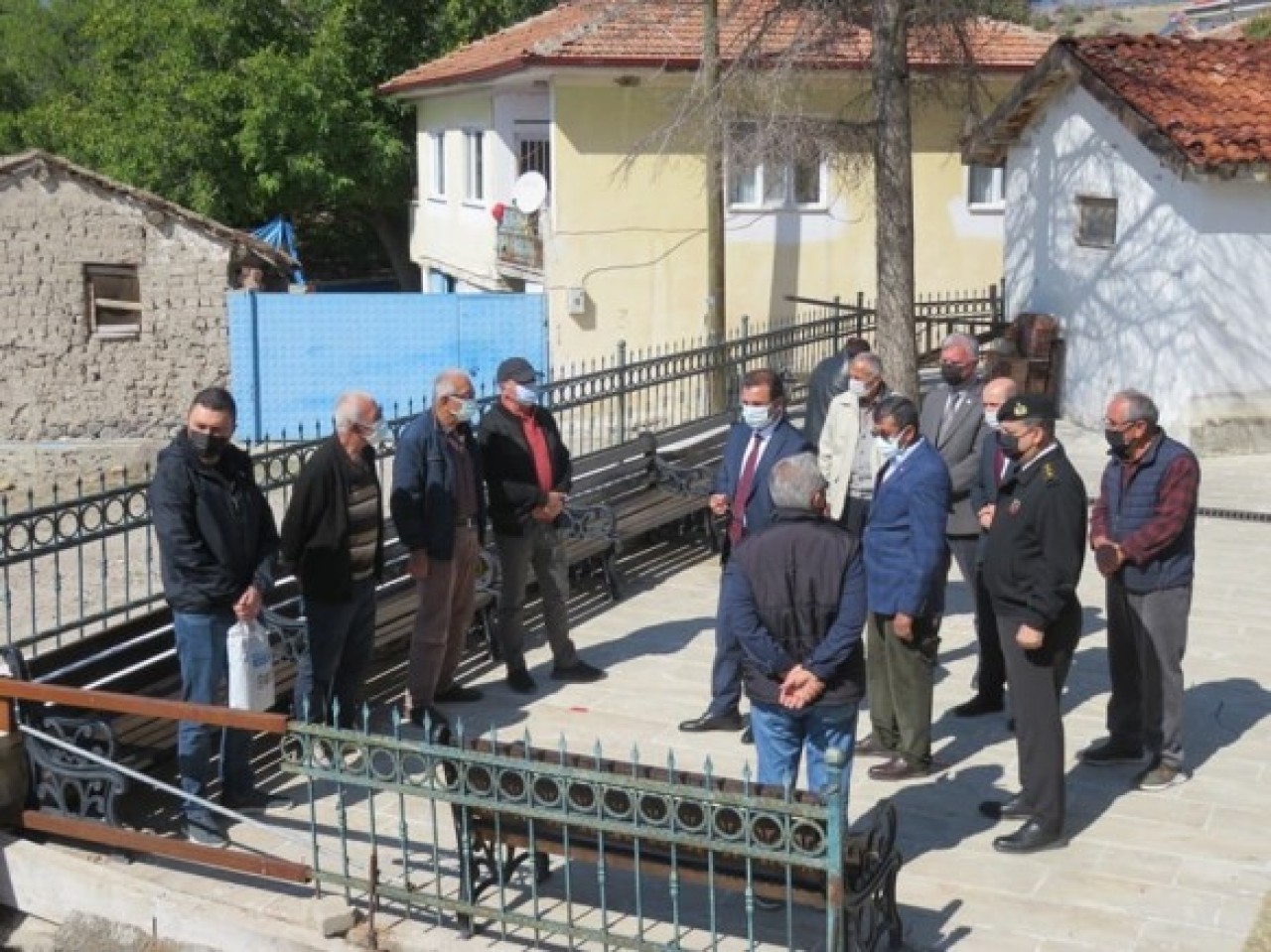 KÖYLÜNÜN SORUNLARINI DİNLEDİ