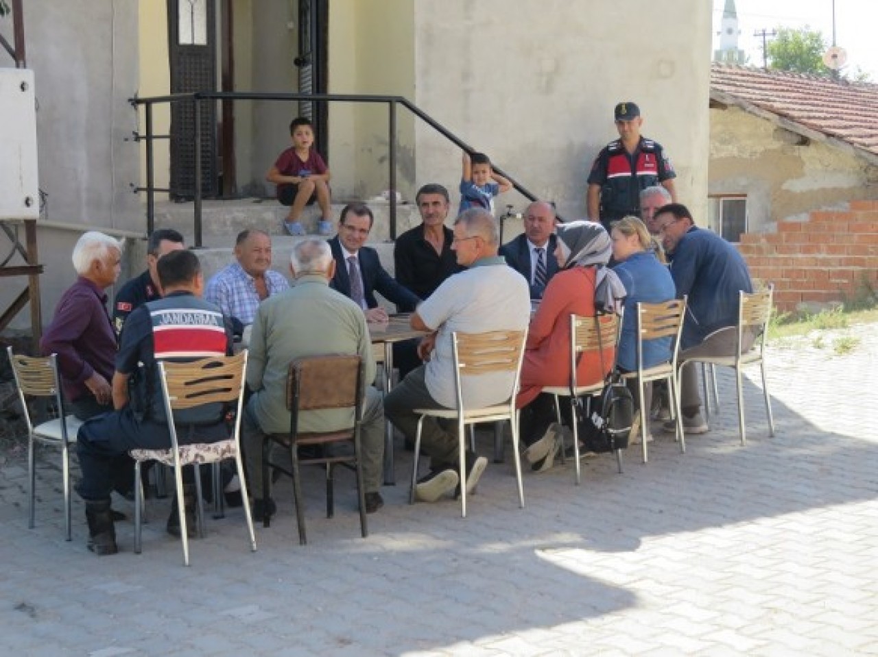 KÖYLÜNÜN TALEPLERİNİ DİNLEDİ