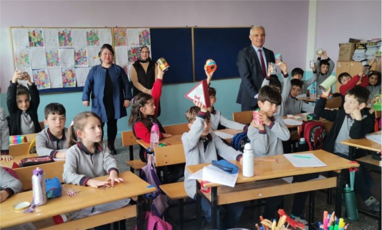 KUMBARALARINDAKİ PARALARI DEPREM BÖLGESİNE BAĞIŞLADILAR