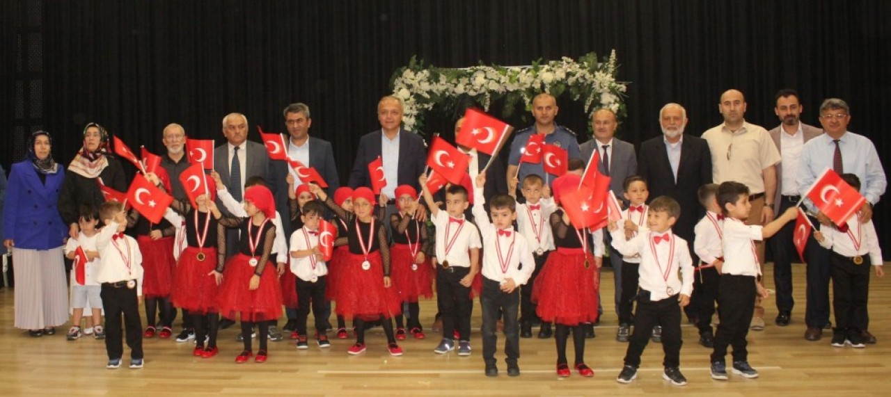 KUR’AN KURSU MİNİKLERİ BİLGİ VE BECERİLERİNİ GÖSTERDİ