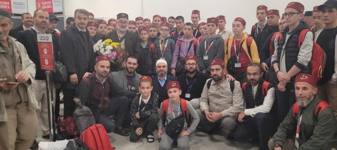 KUTSAL TOPRAKLARDAN DÖNEN HAFIZ UMRECİLER ÇİÇEKLERLE KARŞILANDI