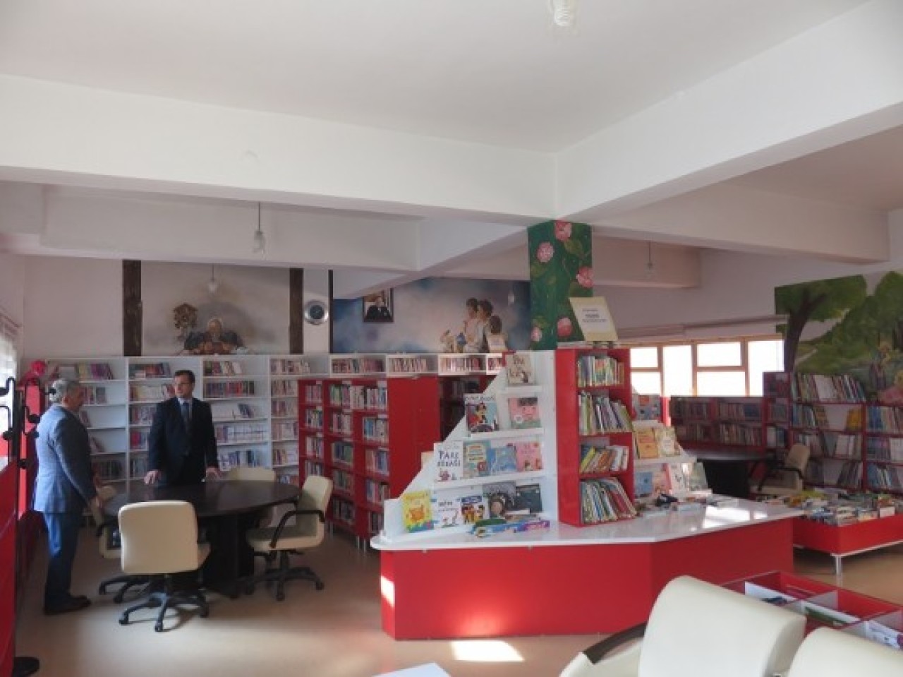 KÜTÜPHANEDE İNCELEMELERDE BULUNDU