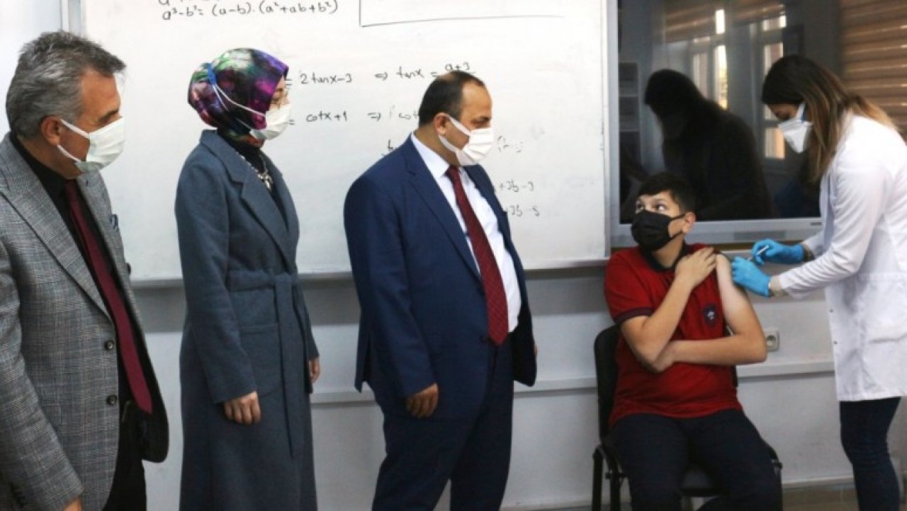 LİSE ÖĞRENCİLERİ OKULDA AŞI OLDU