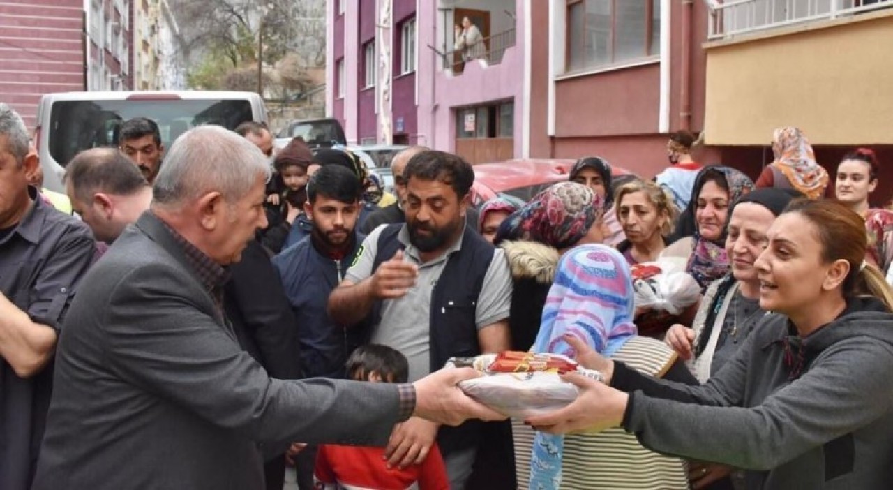 MAHALLELERDE PİDE DAĞITIMINI SÜRDÜRÜYOR