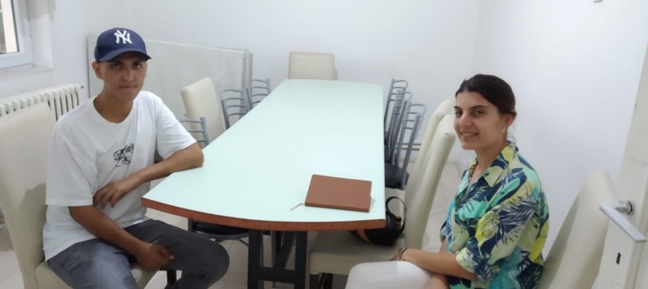 MELTEM ÖĞRETMEN GÖNÜLLÜ TERAPİ VERİYOR