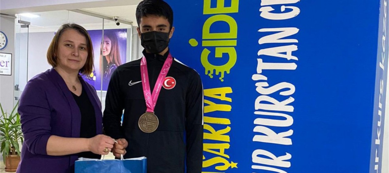 MERZİFON UĞUR KURS, DERECEYİ ÖDÜLLENDİRDİ