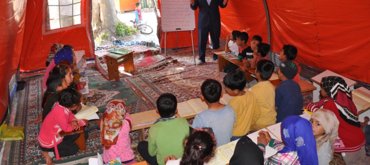 MEVSİMLİK TARIM İŞÇİLERİNİN ÇOCUKLARINA ÇADIRDA KUR’AN EĞİTİMİ