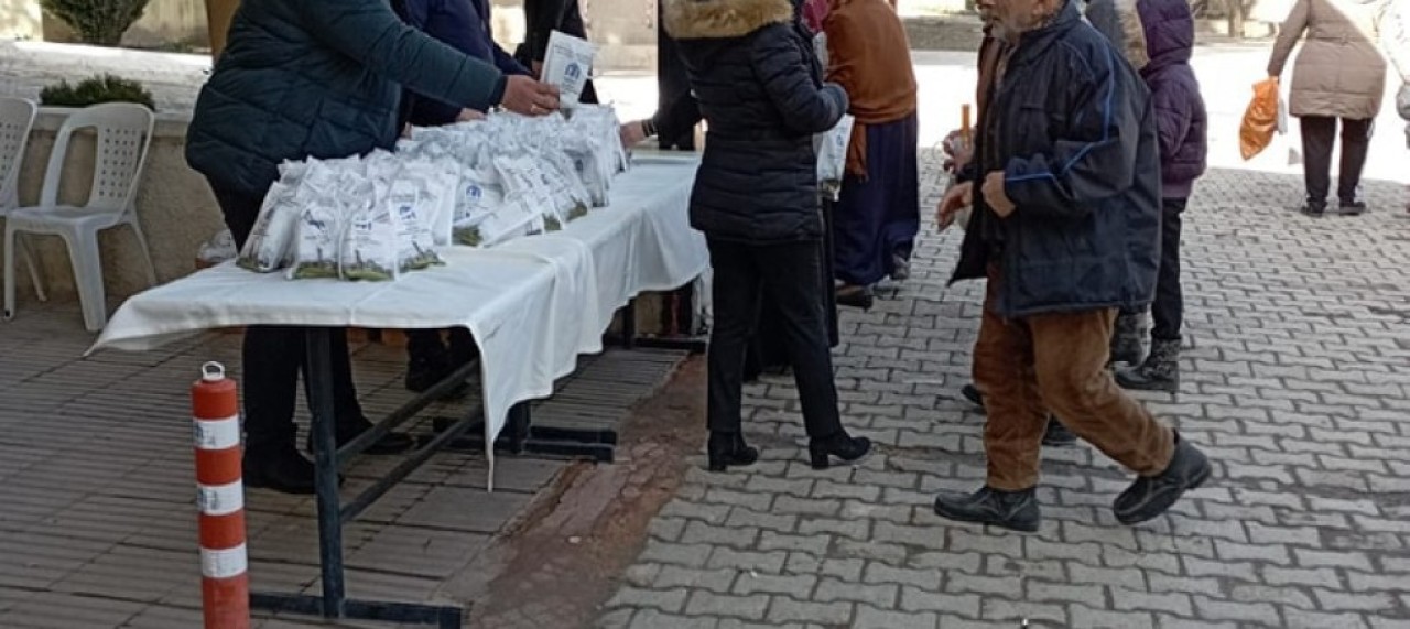 MEZARLIK VE CAMİİ ÖNLERİNDE İKRAMLARDA BULUNULDU