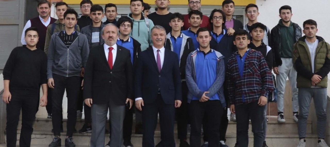 MEZUN OLDUĞU LİSEDE ÖĞRENCİLERLE BİR ARAYA GELDİ