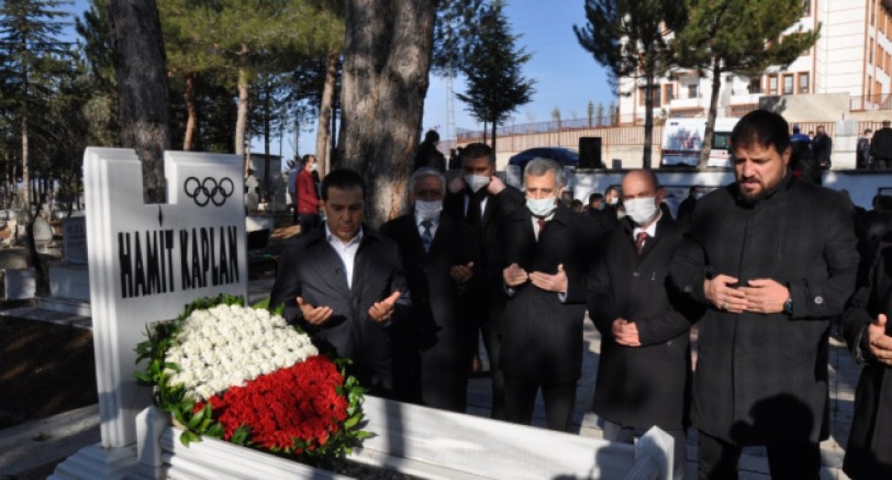 MİLLİ GÜREŞÇİ HAMİT KAPLAN  KABRİ BAŞINDA ANILDI