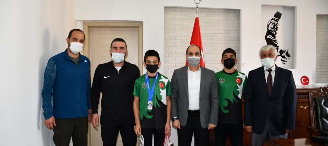 MİLLİ SPORCULARDAN KAYMAKAM ALTINÖZ’E ZİYARET