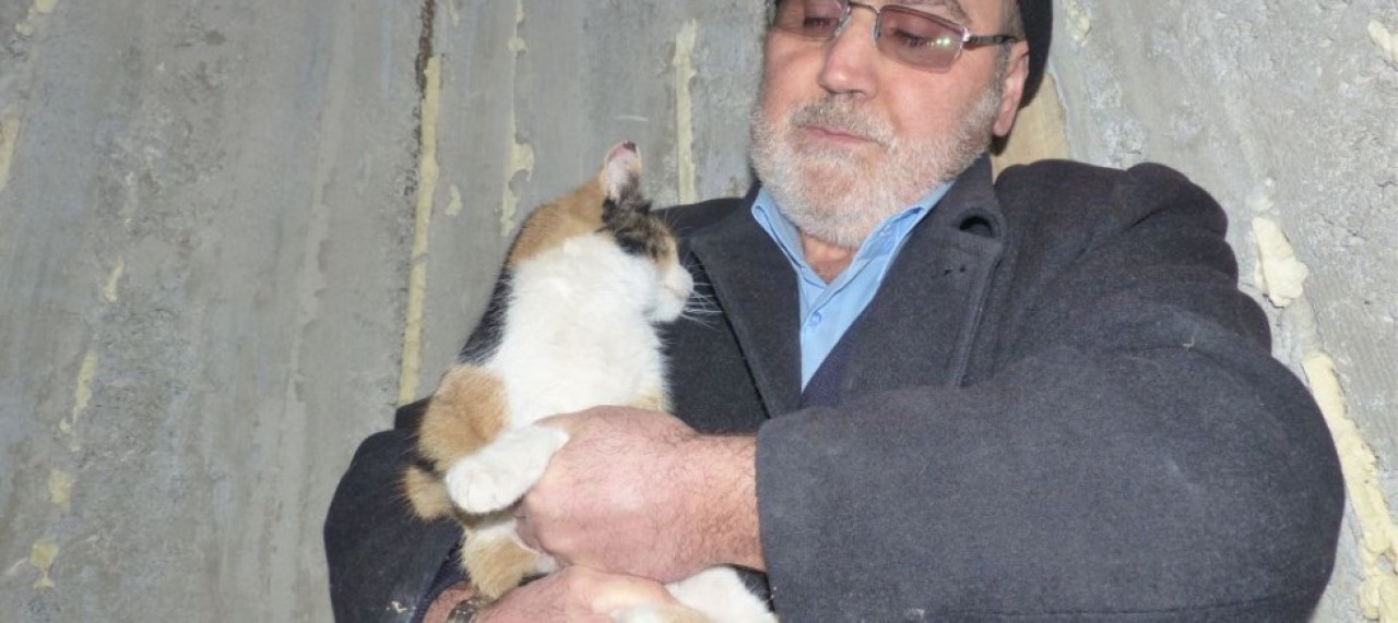 MİNAREDE MAHSUR KALAN KEDİYİ DİN GÖREVLİSİ KURTARDI