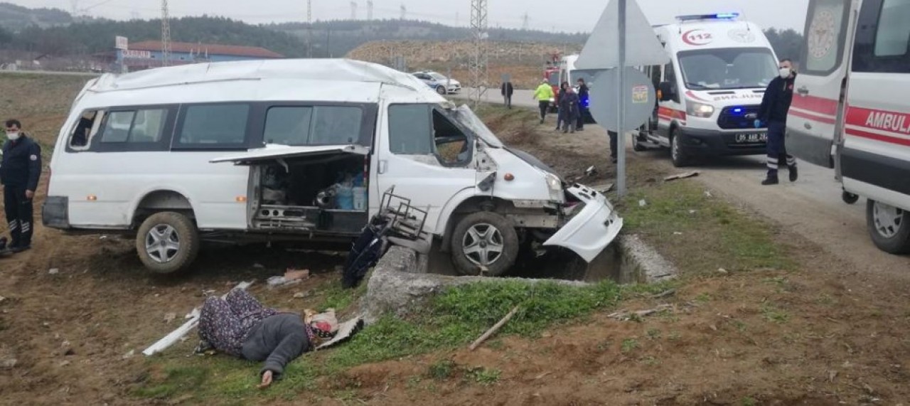 MİNİBÜS DEVRİLDİ 19 YARALI