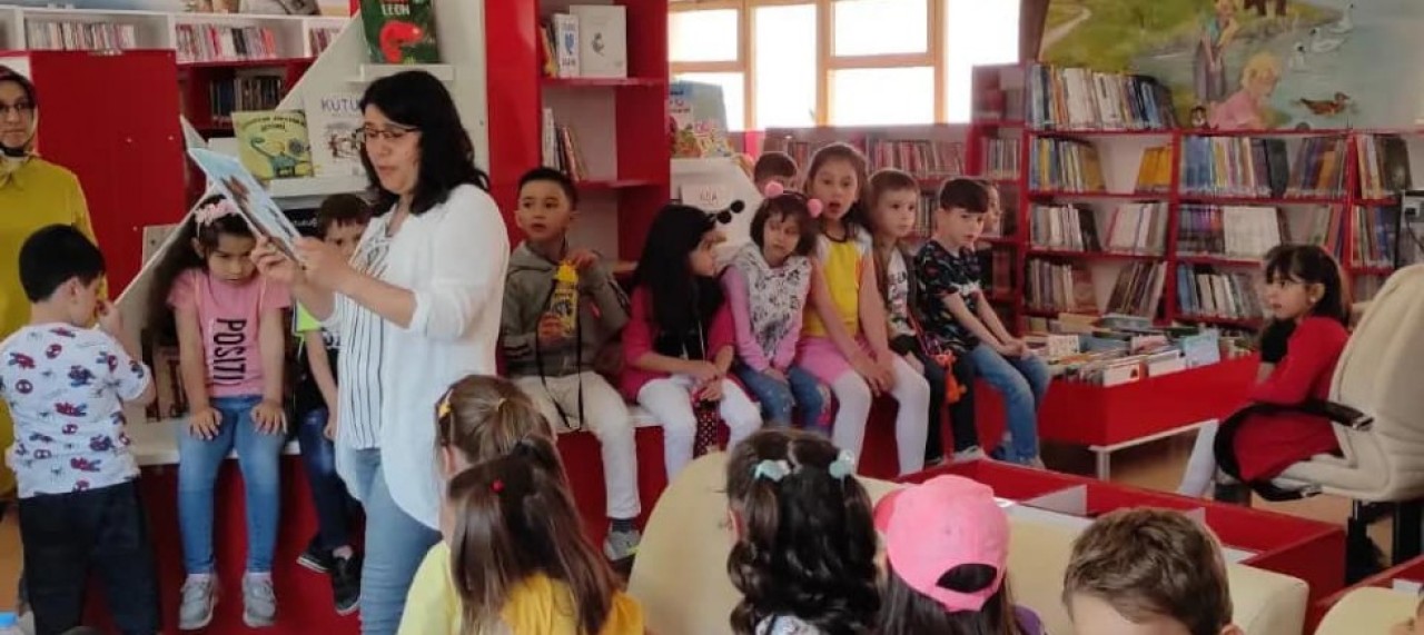 MİNİK ÖĞRENCİLER KÜTÜPHANEYİ TANIDI