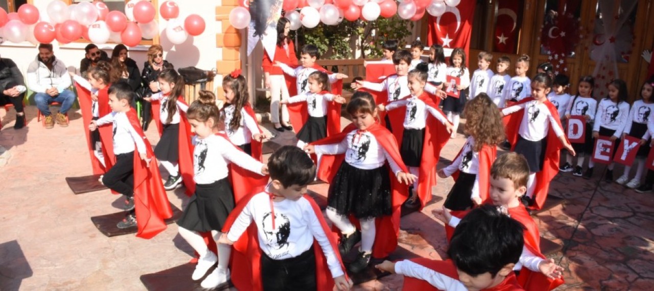 MİNİK ÖĞRENCİLERDEN BAYRAM COŞKUSU