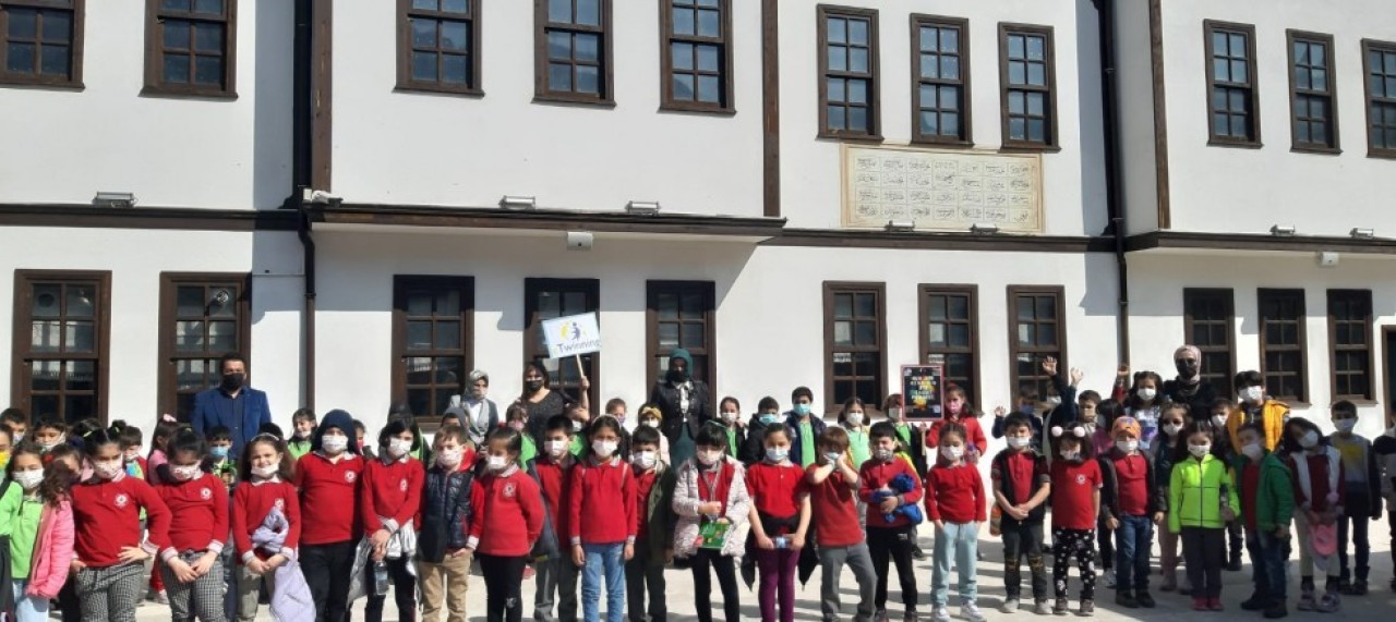 MİNİK TWİNNİRLAR HAT SANATINI ÖĞRENDİLER