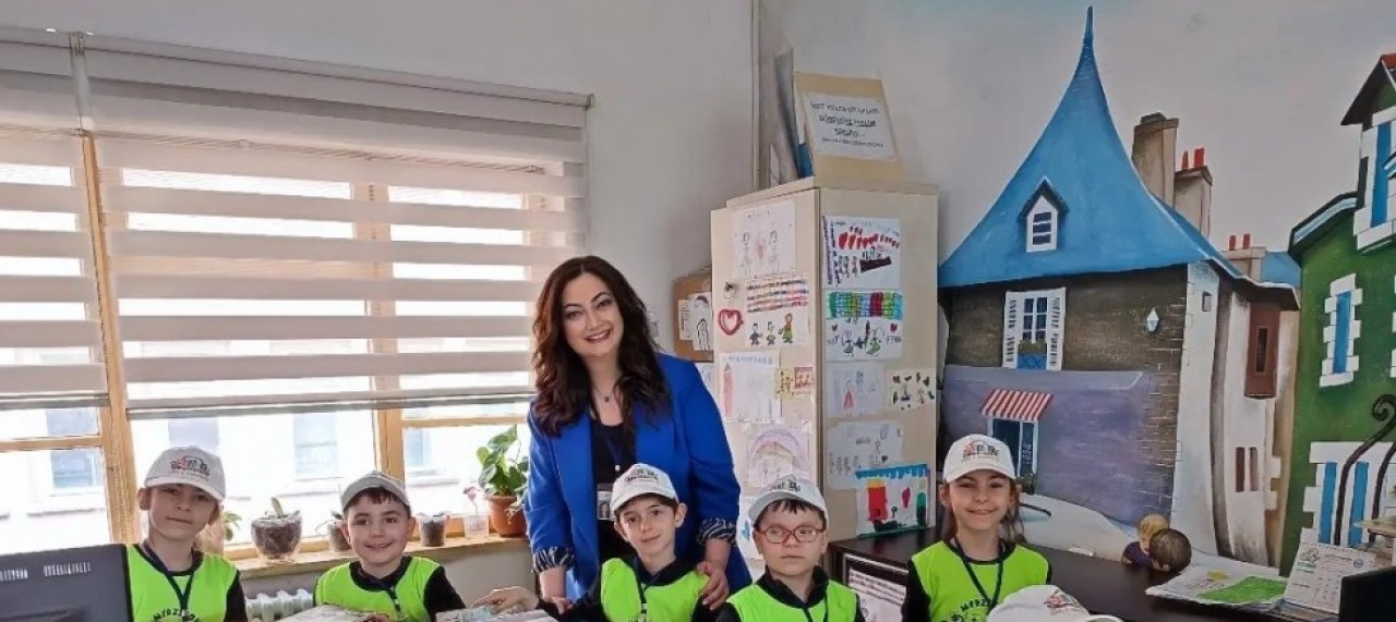 MİNİKLER KÜTÜPHANEYİ TANIDI