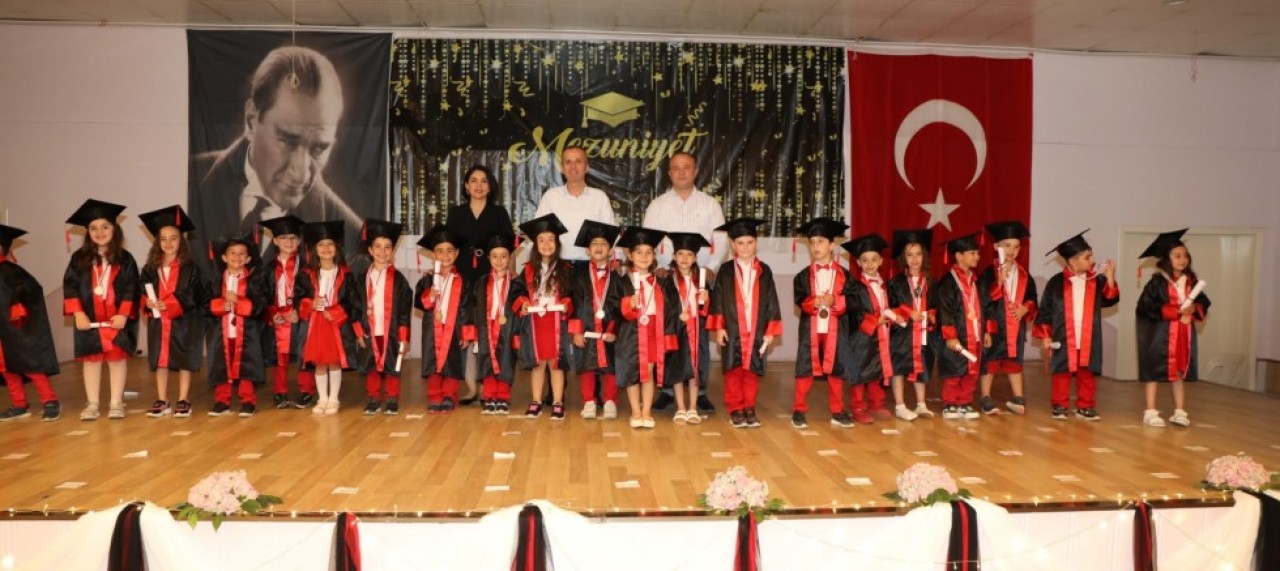MİNİKLERİN MEZUNİYET SEVİNCİ