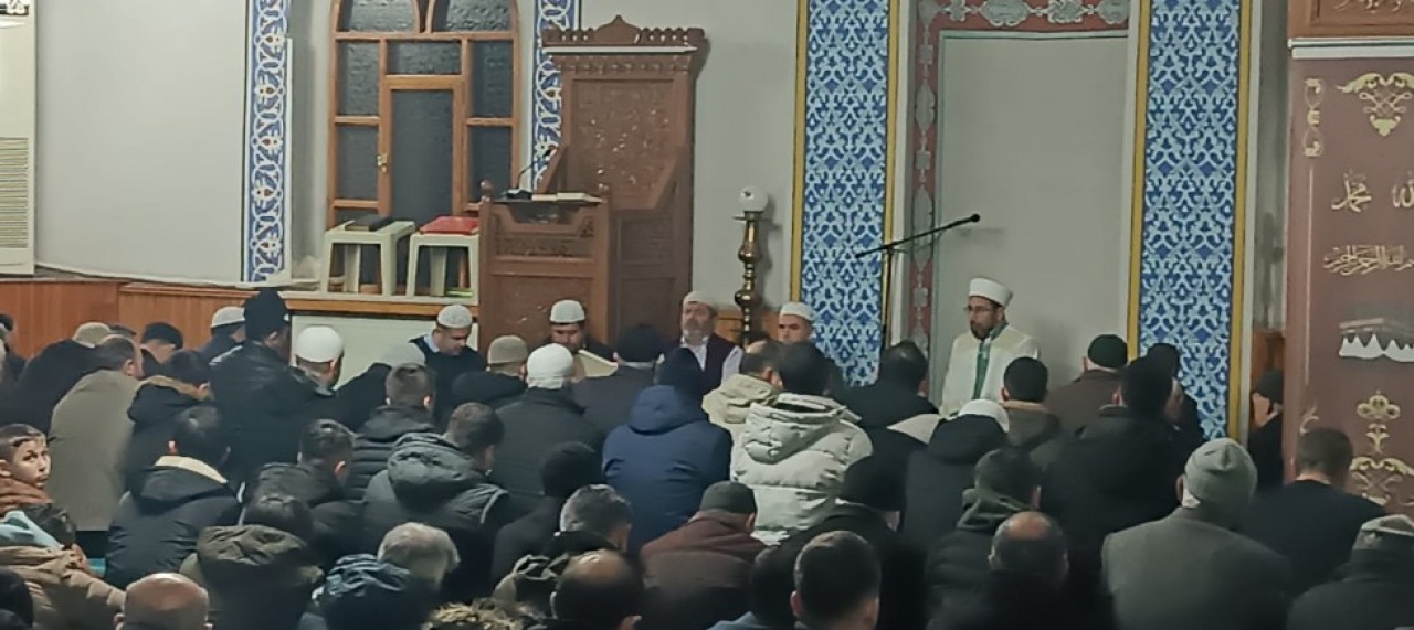 MİRAÇ KANDİLİNDE VATANDAŞLAR CAMİLERE AKIN ETTİ