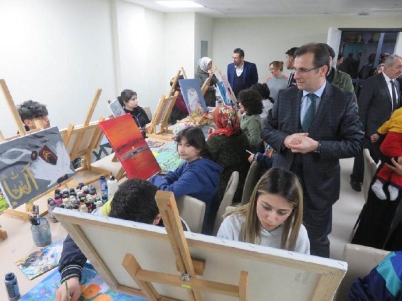 MİSAFİR ÖĞRENCİLERİN KURSLARINDA İNCELEMEDE BULUNDU