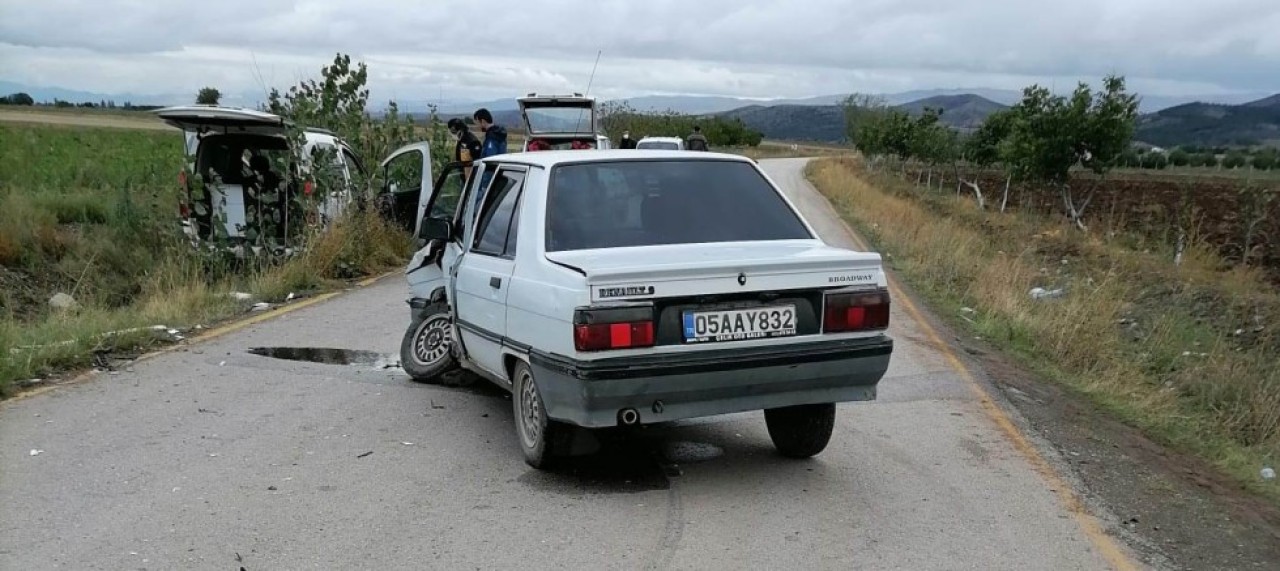 MOBİL AŞI EKİBİ KAZA YAPTI 3 KİŞİ YARALANDI