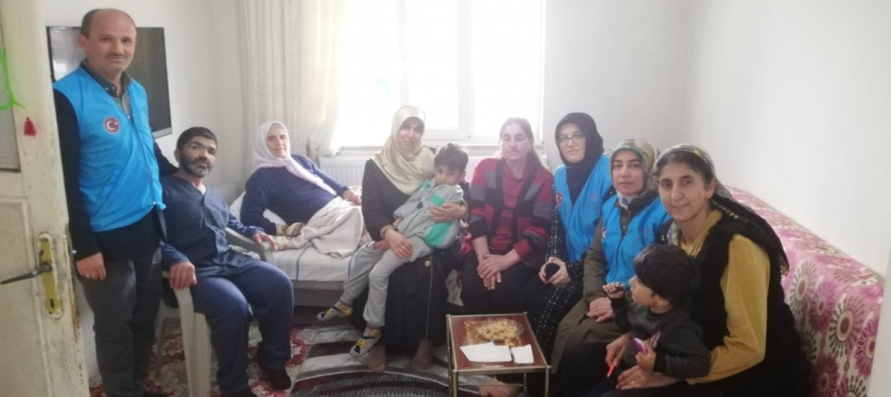 MÜFTÜLÜK PERSONELLERİ DEPREMZEDELERE MANEVİ DESTEK VERİYOR