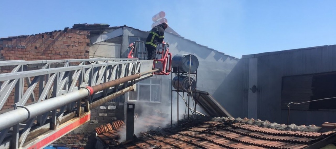 MÜSTAKİL EV YANGINDA KULLANILAMAZ HALE GELDİ