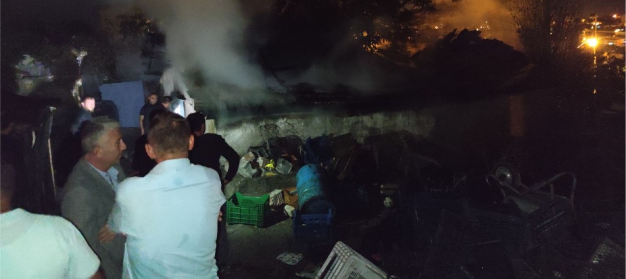 MÜŞTEMİLATTA ÇIKAN YANGIN EVLERE SIÇRAMADAN SÖNDÜRÜLDÜ