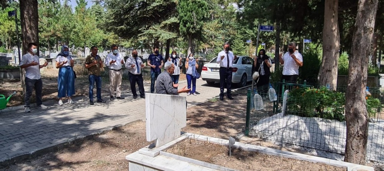 NECAT KILAVUZ MEZARI BAŞINDA ANILDI