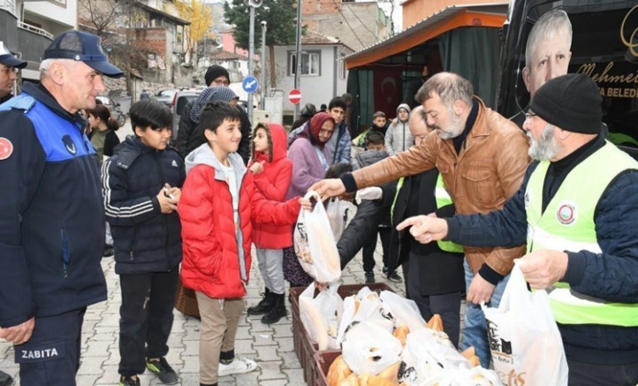 NEFES DERNEĞİ MAHALLELERDE VATANDAŞA EKMEK DAĞITIMI YAPIYOR