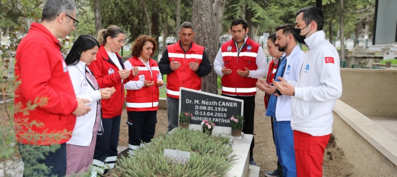 NEZİH CANER KABRİ BAŞINDA ANILDI