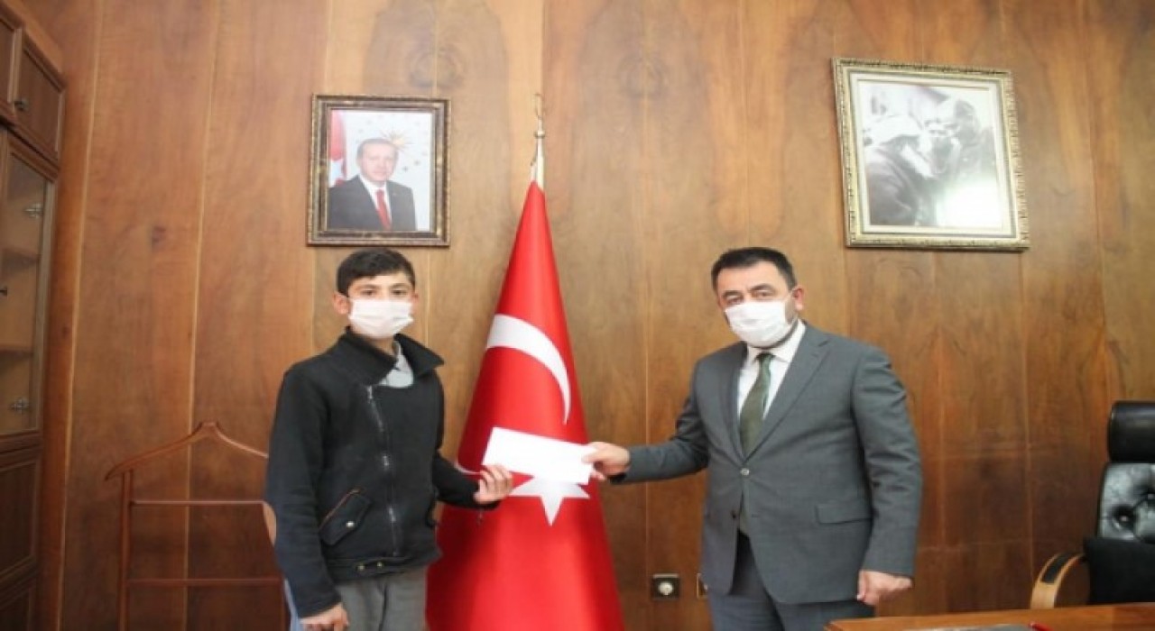 ÖDÜLLERİNİ MÜFTÜ AYVAZ VERDİ