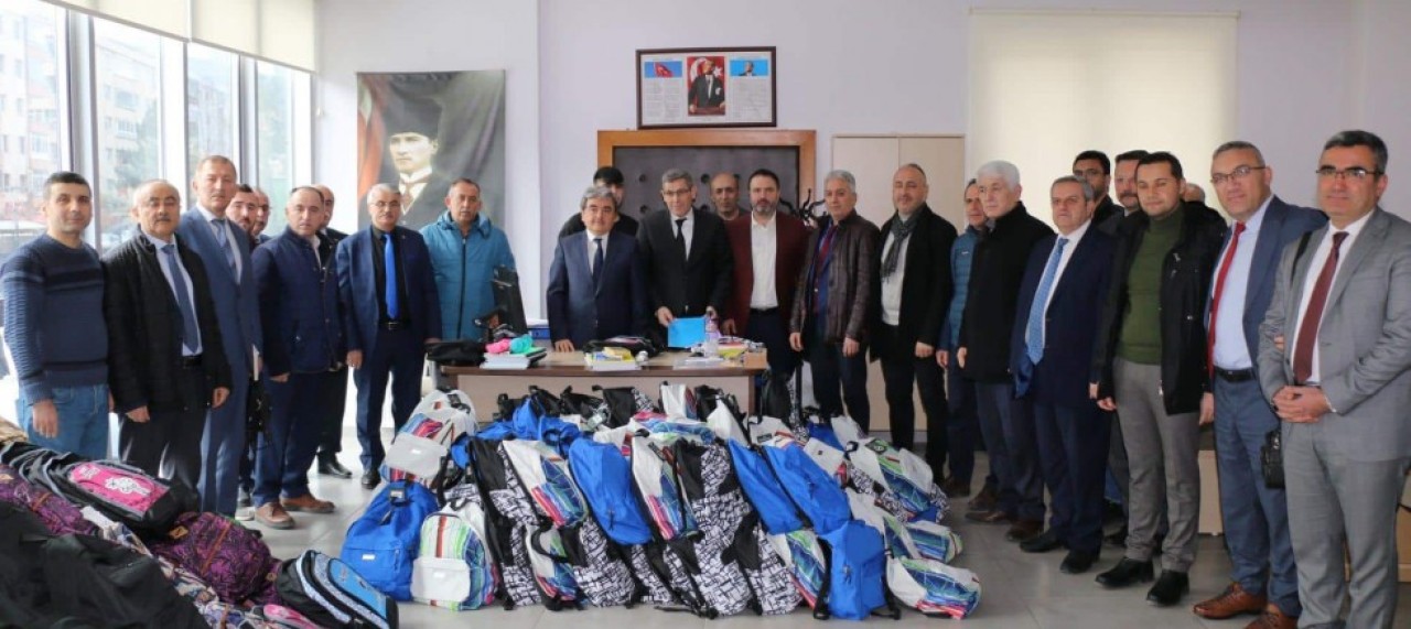ÖĞRENCİLERE KIRTASİYE MALZEMELERİ DOLU ÇANTA HEDİYE EDİLDİ