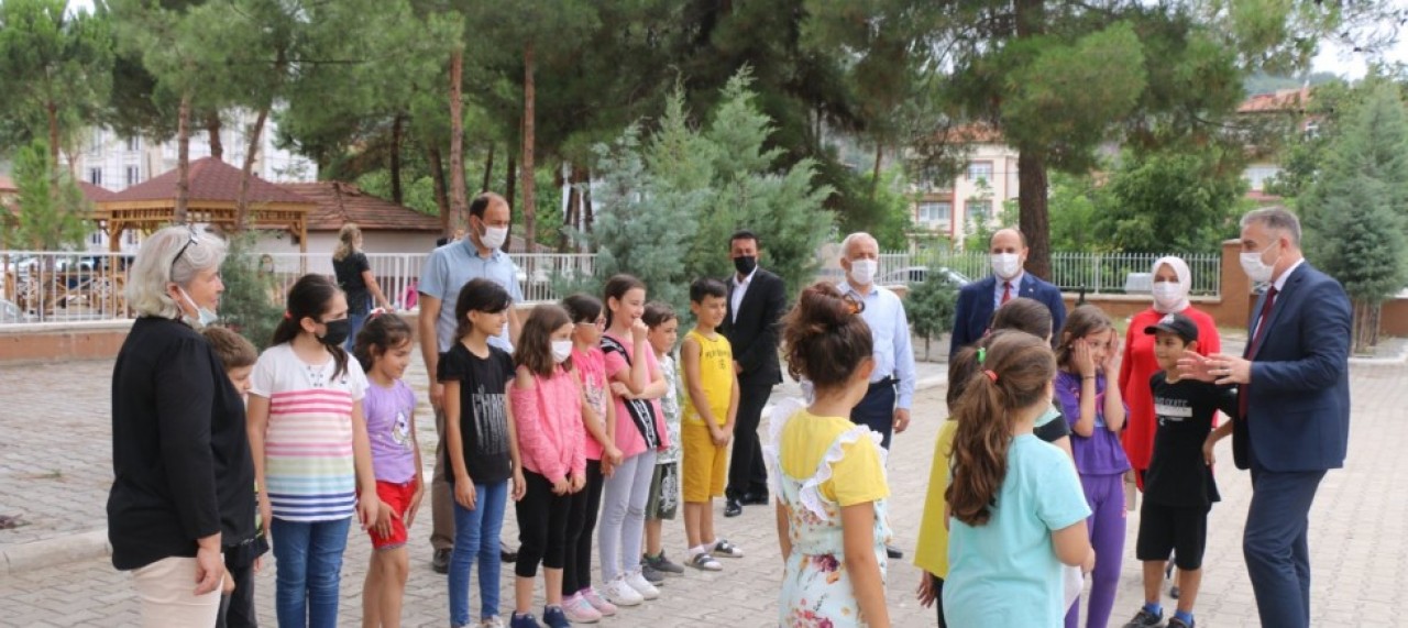ÖĞRENCİLERE KİTAP HEDİYE ETTİ