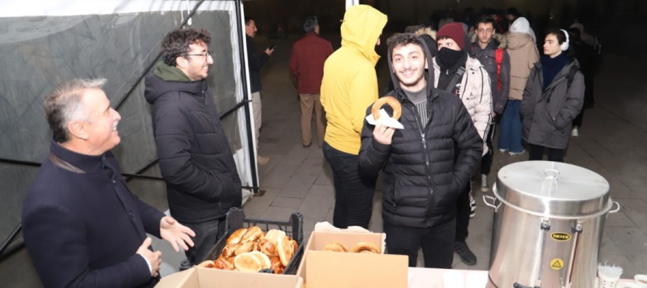 ÖĞRENCİLERE SİMİT ÇAY İKRAMI