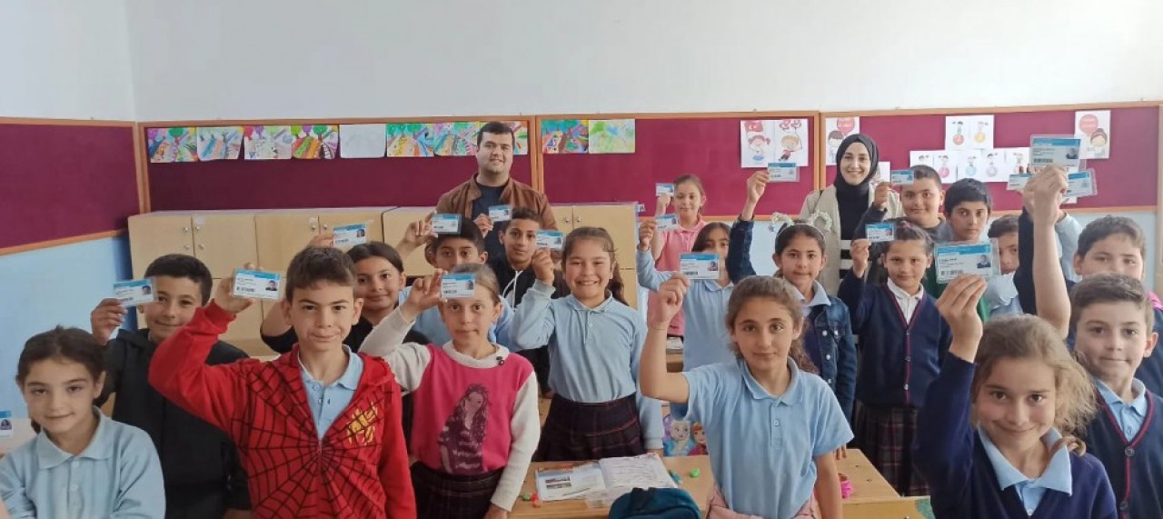 ÖĞRENCİLERE ÜYE KARTLARINI DAĞITTILAR