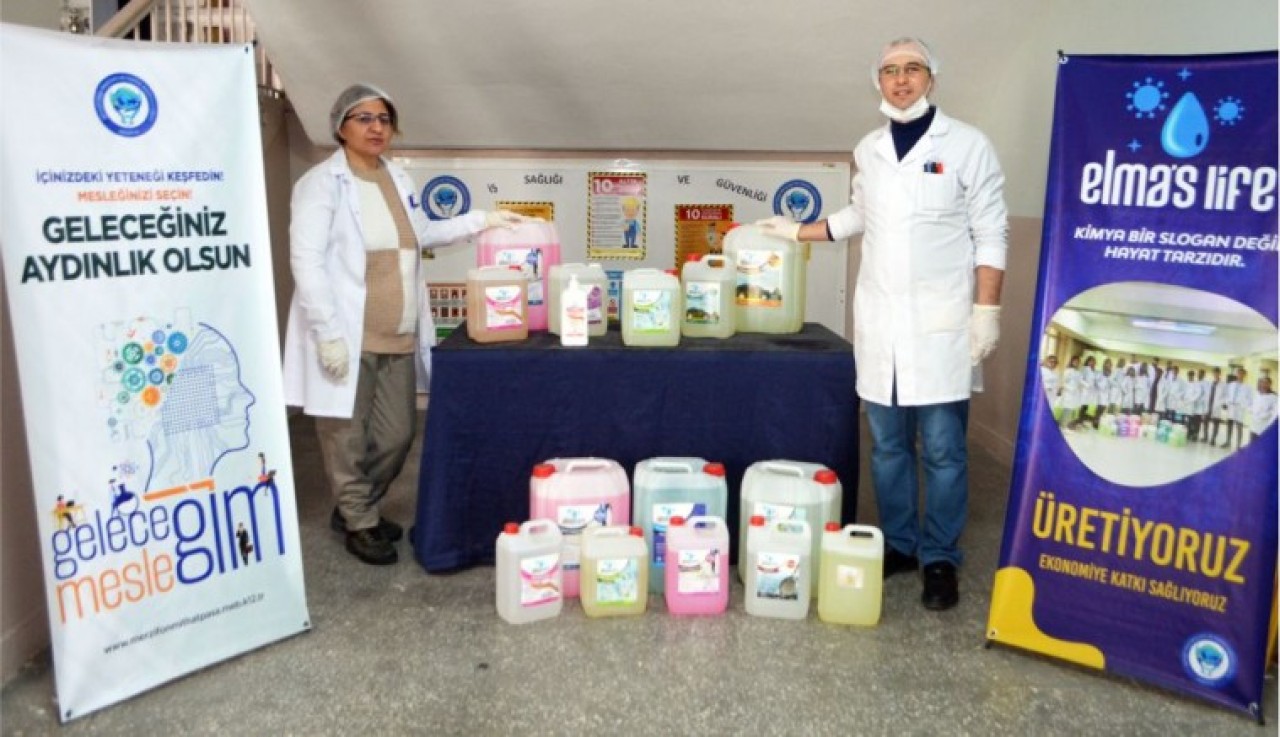 ÖĞRETMEN VE ÖĞRENCİLER AFET BÖLGESİ İÇİN HİJYEN MALZEMESİ ÜRETİYOR